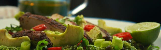 Salata od krastavaca i avokada: Zelena sinfonija vitamina i ukusa (RECEPT+ VIDEO)
