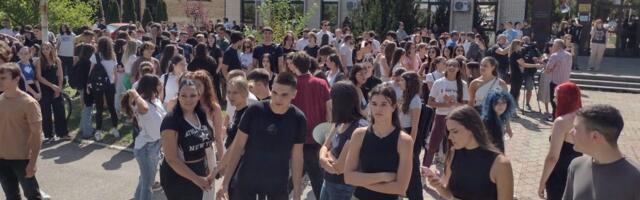 Odbranimo istinu i čast naše škole: Učenici Druge kragujevačke gimnazije pozvali sugrađane na skup zbog teksta i slike „Srbija pobeđuje” na Informeru