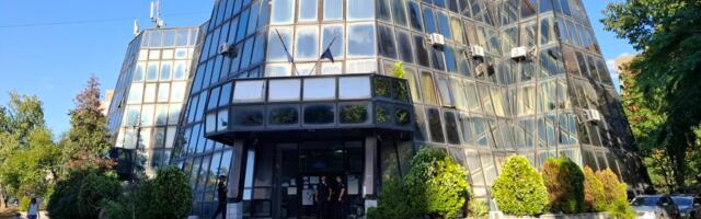 Privedena učesnica protesta ispred policijske stanice u Rakovici puštena posle dvočasovnog zadržavanja i davanja izjave