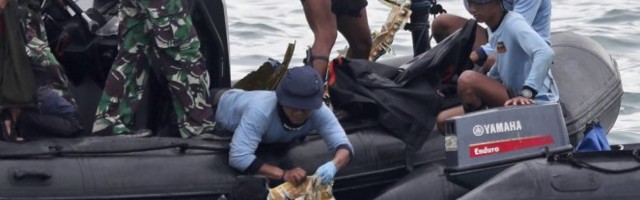 RONIOCI PRETRAŽUJU OLUPINU PALOG AVIONA! Pokušavaju da dođu do crnih kutija /video/