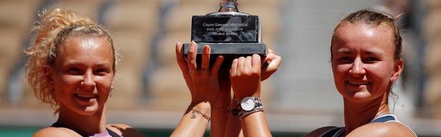 Krejčikova Garos: Čehinja posle singla podigla trofej i u dublu