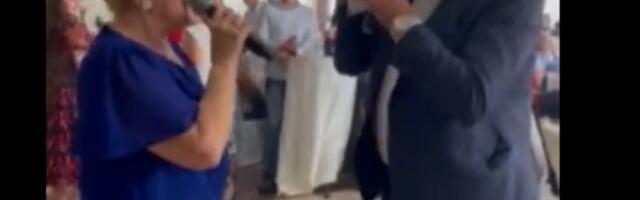 Dodik se ponovo dohvatio mikrofona! Pogodila ga pesma pa sa Snežanom Đurišić otpevao čuveni hit! (VIDEO)