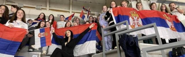 DEVOJČICE IZ KOSOVSKE MITROVICE STIGLE U PRESTONICU: Reprezentativke su imale veliku podršku - košarkašice sa Kosova i Metohije podržale svoje idole! (FOTO GALERIJA)