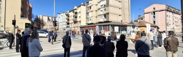 Kragujevčani već 35 dana kod  Uzora  odaju poštu žrtvama novosadske tragedije (FOTO)