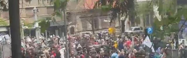 MALTRETIRANjE GRAĐANA SE NASTAVLjA: Siledžije blokirale jednu od najprometnijih ulica u Beogradu (VIDEO)