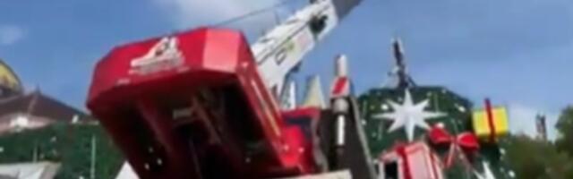 Tragedija u Brazilu: Dizalica zgnječila radnika tokom postavljanja novogodišnje jelke (VIDEO)