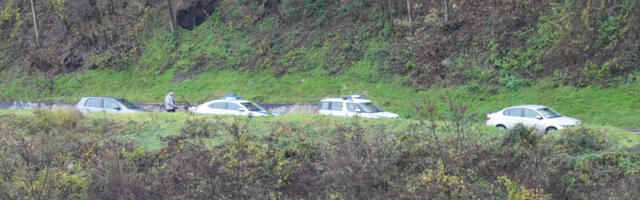 NESTALA DEVOJKA NAVODNO JE BILA U KOLIMA KOJI JE SLETEO U JEZERO Vozilo je pronađeno, sve službe hitaju ka mestu, kako bi ga pretražile