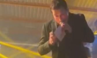 ACO PEJOVIĆ OTKRIO POL BEBE NA KONCERTU: Pevač za obožavaoce uradio neobičnu stvar (FOTO)