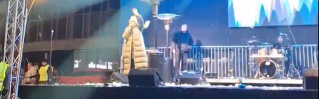 "Sram vas bilo, imate li majke?" Incident na koncertu Ane Bekute u Čačku, gađali je grudvama, ona sišla s bine