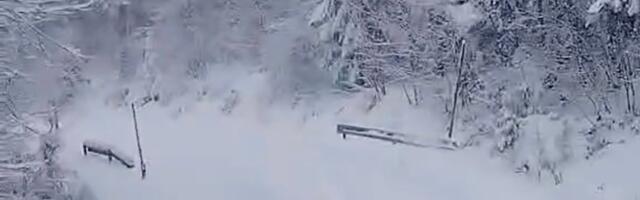 Sneg zatrpao Kozaru, palo čak 2 metra: Vojska se probija do ove lokacije