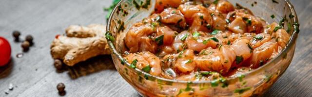 Stari kulinarski trik: Marinada zbog koje meso uvek ispadne savršeno - mekano kao puter