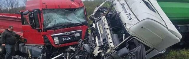 Težak udes kod Svrljiga: Vatrogasci spasavali suvozača iz smrskanog kamiona