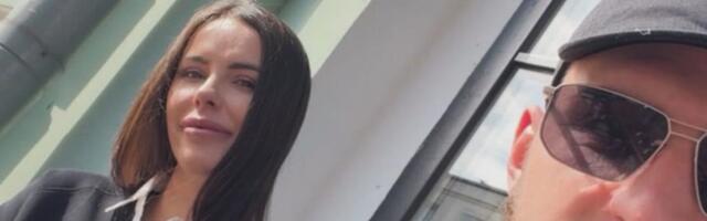 Bogdana u uskim pantalonama i golog stomaka, Veljko uslikao sina i ženu: Poziraju zajedno, ne skidaju osmeh