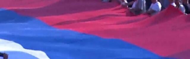 NOSI JE VIŠE OD 2.500 LJUDI! Razvijena srpska zastava teška jednu tonu na skupu "Srbija jedna porodica" - SNIMAK ZA ISTORIJU! (FOTO, VIDEO)