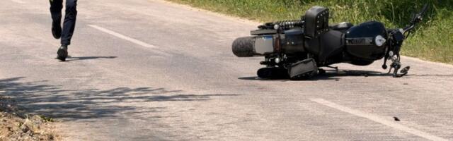 (FOTO, VIDEO) Težak sudar motora i automobila kod Čačka!