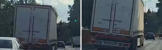 Bizaran prizor na ulicama Valjeva! Zadnji deo kamiona se nakrivio, automobili obilaze opasnost
