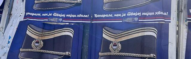 SRS plakatima u Novom Sadu veliča Ratka Mladića na dan sećanja na Srebrenicu