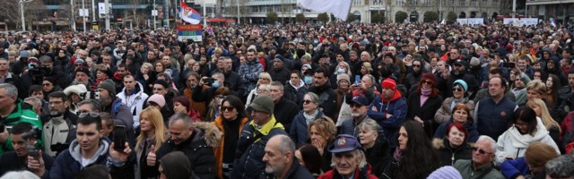 Hiljade ljudi je bilo na protest u Beogradu, pa su otišli da igraju kolo usred zabrane okupljanja i niko ne reaguje na kršenje mera