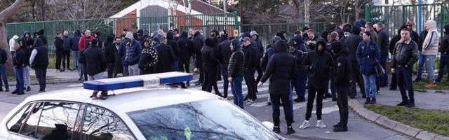 Šapićeve maskirane pristalice čupale kablove na protestu