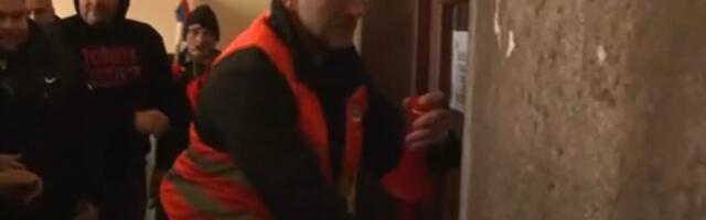 "Nećete kopati!": Poljoprivrednici upali u zgradu opštine Bogatić
