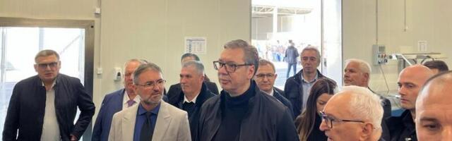 VUČIĆ OBILAZI FABRIKU ZA PRERADU VOĆA U BOJNIKU: Boriću se još jače i više da nasilje nikad ne pobedi (FOTO/VIDEO)