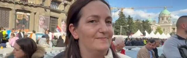 SVE VIŠE LjUDI STIŽE NA SVENARODNI SKUP: Srpkinja sa Kosova i Metohije došla na sabor zbog Vučića (VIDEO)