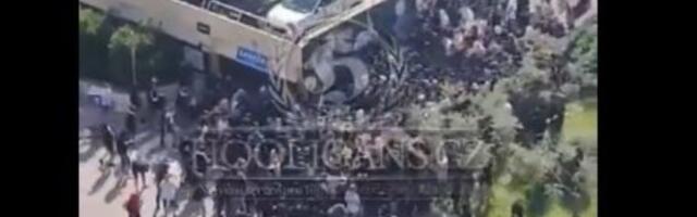 Ulični rat pred derbi: Masovna tuča huligana Hajduka i Dinama (VIDEO)