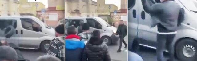 Grupni napad u Odesi: Stanovnici razbili vozilo regrutnog centra - oglasilo se rusko ministarstvo odbrane (VIDEO)
