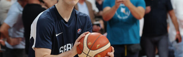 Kapa dole - Nikola Topić posle hemoterapija na košarkaškom terenu (VIDEO)