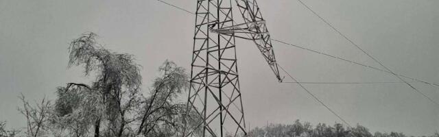 Meštani Malog Zvornika blokirali put ka Loznici jer danima nemaju struje (VIDEO)