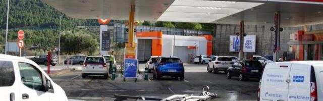 APOKALIPTIČNE SCENE NA CRNOGORSKIM PUMPAMA! Pune rezervoare, bidone i flaše, hitno se oglasio ministar!