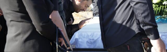 Ljubi ga i roni suze - Darko tokom povorke sve vreme naslonjen na kovčeg (FOTO)