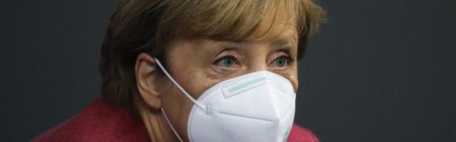 DRAMA ISPRED KABINETA ANGELE MERKEL! Nepoznati muškarac se ZAKUCAO u ogradu nemačke kancelarke!