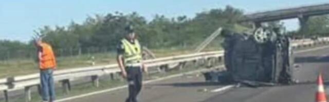 Teška nesreća kod Velike Plane: Automobil PROBIO OGRADU I ODLETEO U KONTRA SMER! (FOTO)
