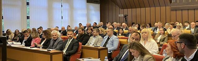 Opozicija kritikovala rešenje za spomenik žrtvama nadstrešnice i troškove eksproprijacije, Mićin im odgovorio