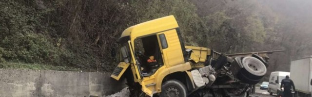 PRVE FOTOGRAFIJE NESREĆE KOD ČAČKA: Ulje i kreč po putu, kamion je potpuno uništen (FOTO)