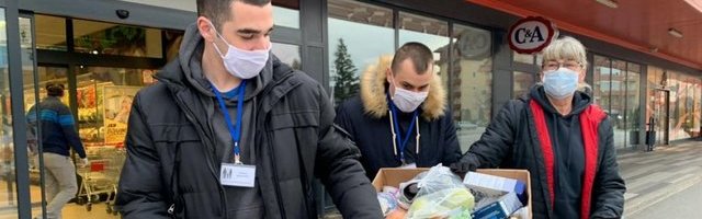 Penzionerima u Jagodini od grada prevoz od marketa do kuće i zaštitne maske