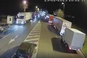 Хрватски органи детаљно прегледају возила, теретњаци сатима чекају на прелазу Шид