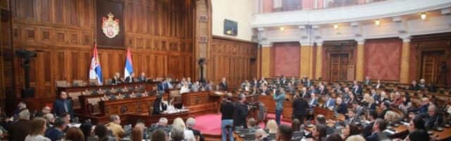 "Valjda Dačić može da podnese ostavku": Pušten govor Vučića, u Skupštini MUK (VIDEO)