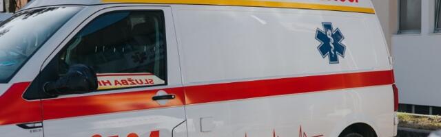 Auto sa 4 osobe sleteo u reku, jedna osoba preživela, izvlače se tela
