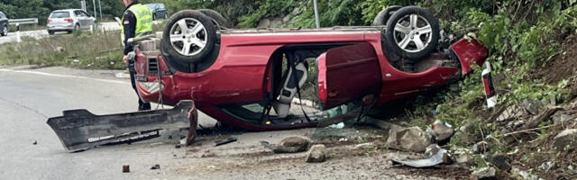 AUTO SE PREVRNUO NA KROV NASRED RASKRSNICE U ZEMUNU Vozilo zavšrilo tik do pešačkog