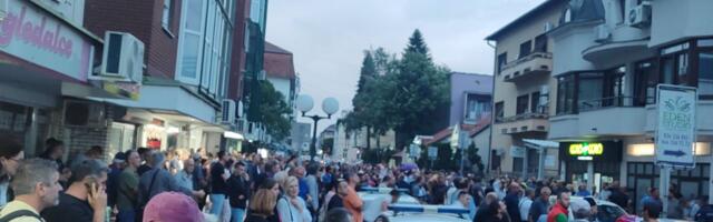 Kraljevo: Ispred SNS-a kamenice, šmrkovi, petarde… (VIDEO)