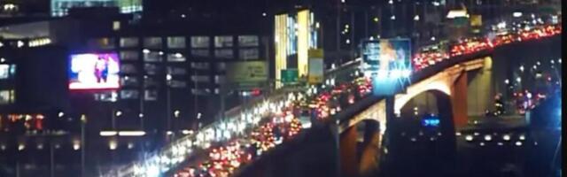 Popodnevni špic, plus petak - recept za haos u saobraćaju! Evo gde je najkritičnije, vozila stoje u krcatim trakama