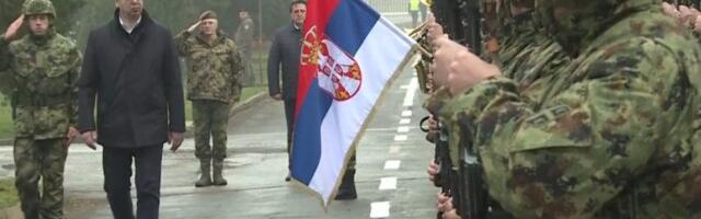 (UŽIVO) Vučić obilazi kasarnu “Mija Stanimirović” u Nišu