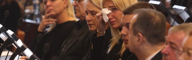 MAJKA, OTAC I SESTRA TATJANE JEČMENICE U PRVOM REDU NA KOMEMORACIJI: Bledi i uplakani, suze ne prestaju, muk u sali (FOTO)