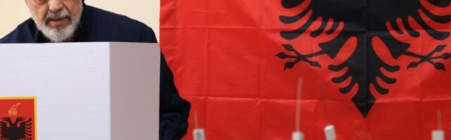 TIRANA U PLAMENU! Zapaljena vila Envera Hodže - počeli protesti protiv vlade Edija Rame, lete Molotovljevi kokteli