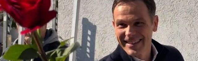 Siniša Mali u ženskom društvu: Poklone deli od ranog jutra (VIDEO)