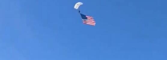 DRAMA PRED POČETAK UTAKMICE: Padobranac s američkom zastavom se zabio u semafor na stadionu! Objavljen je snimak (VIDEO)