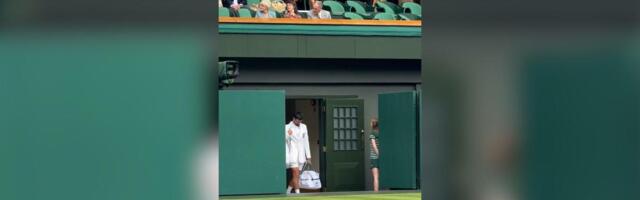 Novak spojio nespojivo: Đoković se prekrstio, pa u saoku i šortsu izašao na teren u Londonu!