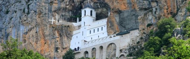 ČUDO SVETOG VASILIJA OSTROŠKOG! Fatima je godinama je bolovala, a onda je otišla da celiva mošti svetitelja!